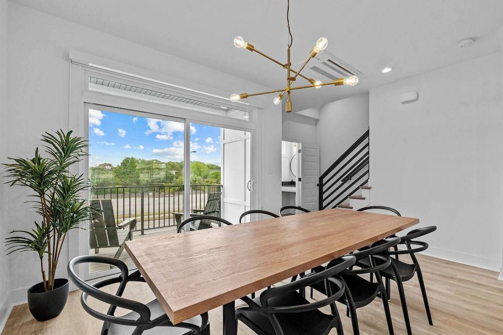 beautifully decorated dining room in a virginia beach rental